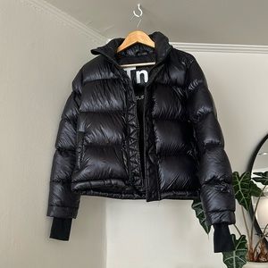 Aritiza TNA Super Puff cropped shortie in shiny black